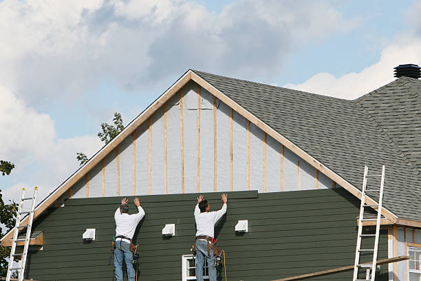 Professional Siding technician working in Thornton, IL
